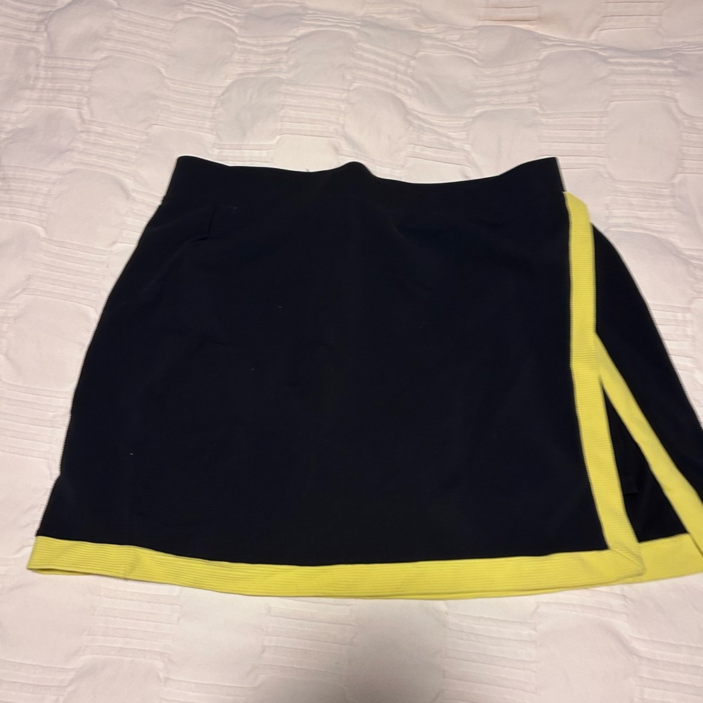 NY&co skort with yellow trim